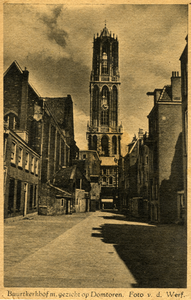 601592 Gezicht op de Domtoren te Utrecht, vanaf het Buurkerkhof, met links de Buurkerk.